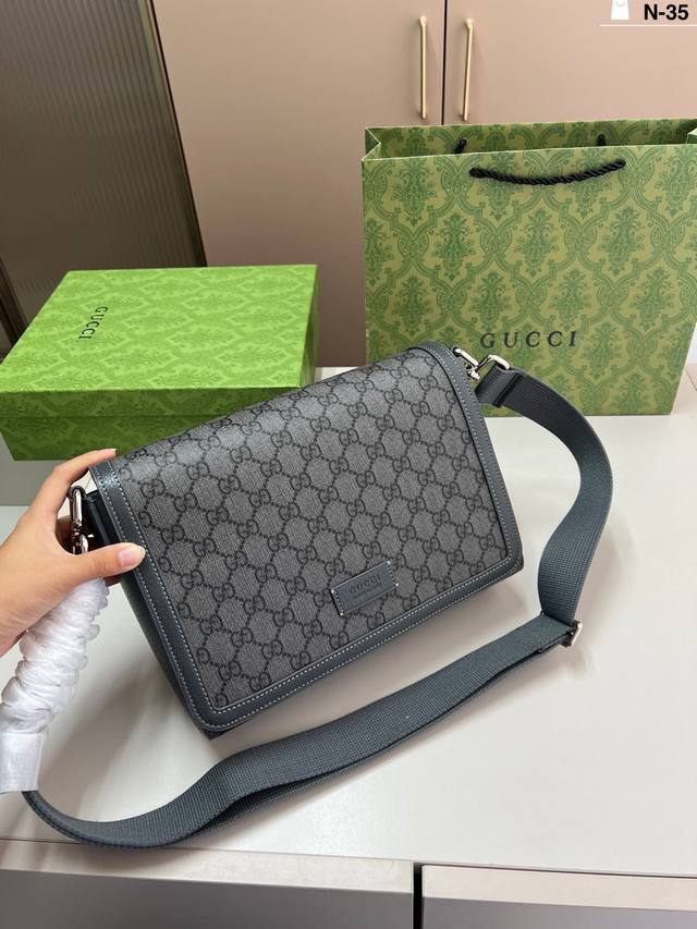Gucci Gucci men's printed messenger bag can be carried on the shoulder or crossb