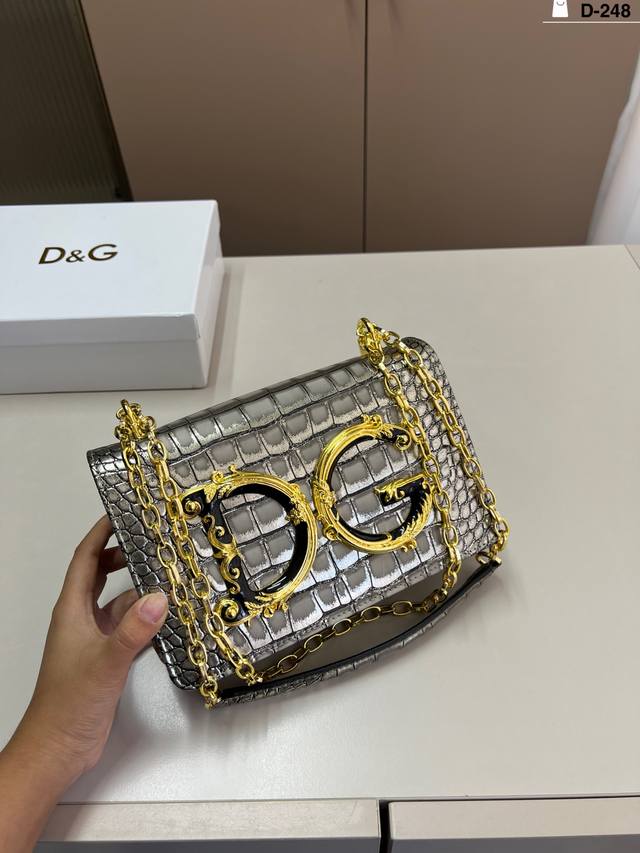 Dolce & Gabbana DG crossbody bag with chain. Distinguished and elegant, this bag