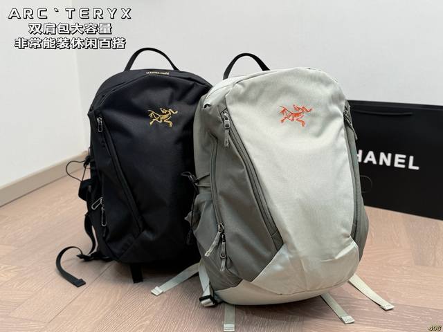 Arc'teryx backpack has a large capacity and can be worn casually all year round.