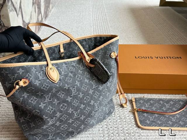 Neverfull Medium Handbag M13192 New for the season. This Neverfull Medium Handba