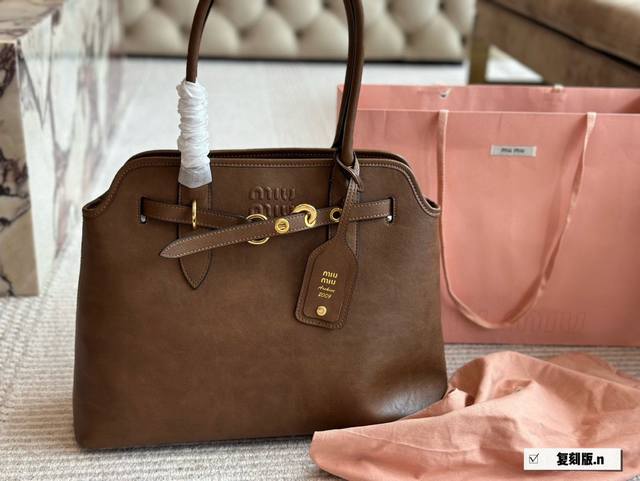 New Miu Bags: I had to get this new model when I saw the Autumn/Winter show. I l