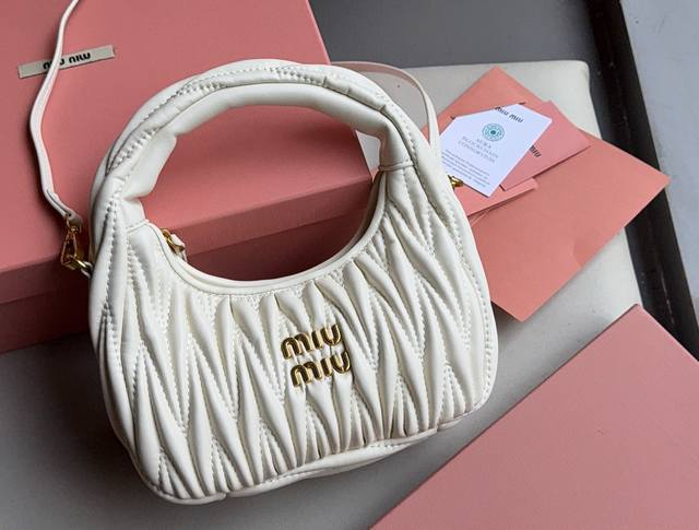 Box Size: 22*11cm The Miumiu Wander bag is easy to match with any style for Mium