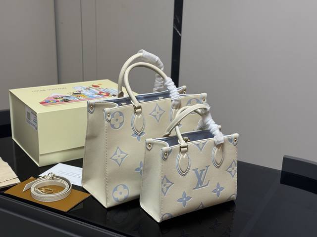 Size: 34.28cm 25.20cm mlv Onthego leather shopping bag has a hidden shoulder str