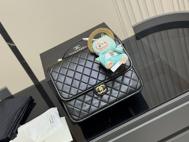 comes with a pendant and foldable box. Size: 32*27cm. This Chanel patent leather