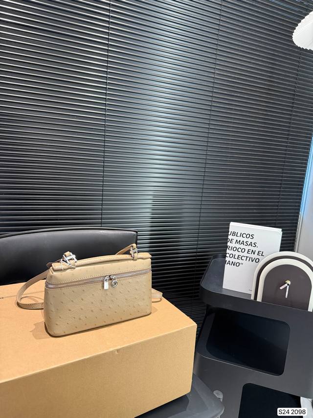 comes with a box. Beautiful as a flower. Loropiana small square bag made of pure