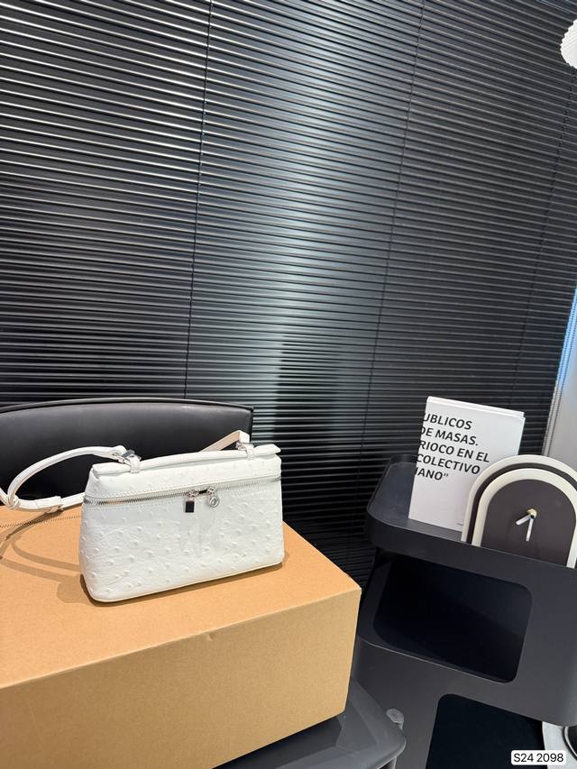 comes with a box. Beautiful as a flower. Loropiana small square bag made of pure
