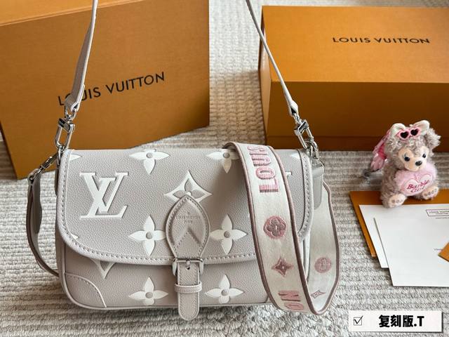 Early Spring Collection New Diane Baguette Lv comes with a leather shoulder stra