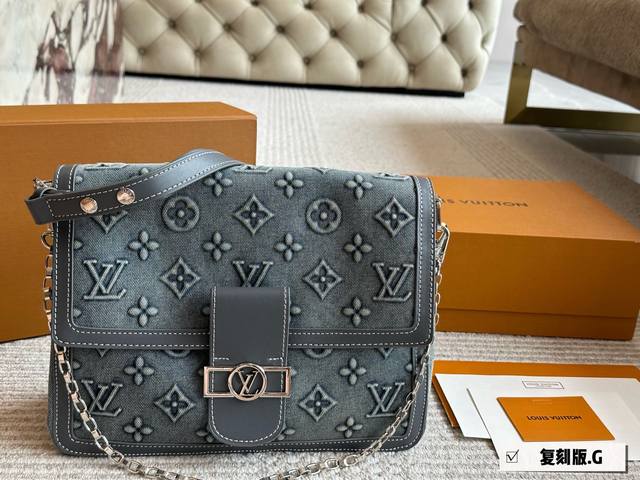 New Lv. A soft Daphne show model debuted at the Spring/Summer runway. Cowhide tr