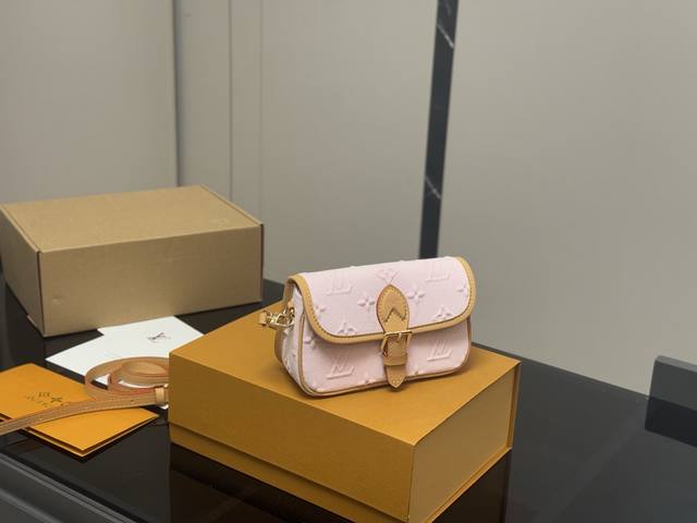 comes with a full set of packaging Size: 19*11Cmlv Diane baguette Nano size is r