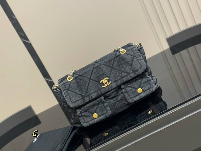 Chanel's beautiful bags from the Fall/Winter Haute Couture collection show. It's