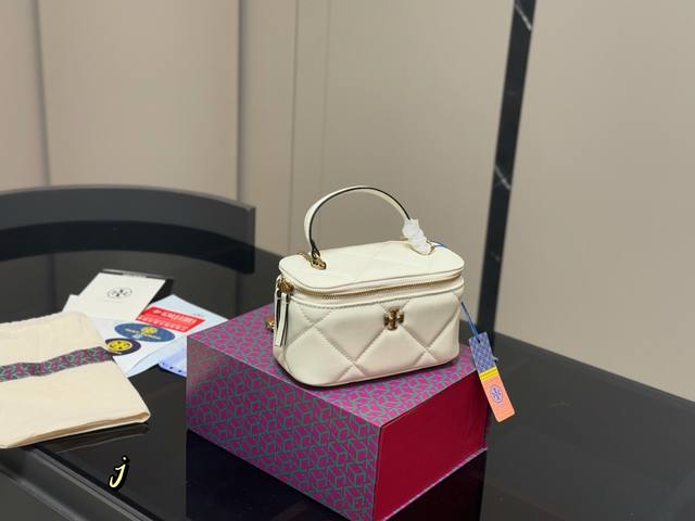 with folding box Size: 17.10cm Tory Burch Kira box bag style and color are great