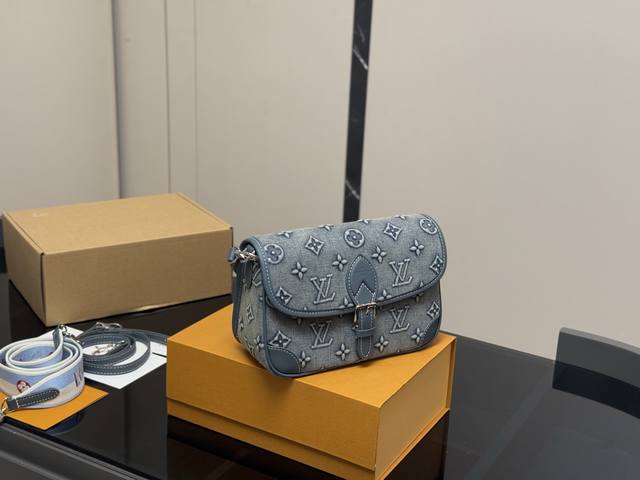is so beautiful with the folding box Lv baguette bag. The double shoulder strap