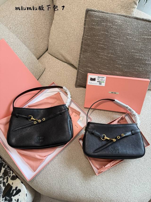 Miu Miu's new Aventure Nappa underarm bag is another hot item. The Nappa retro u