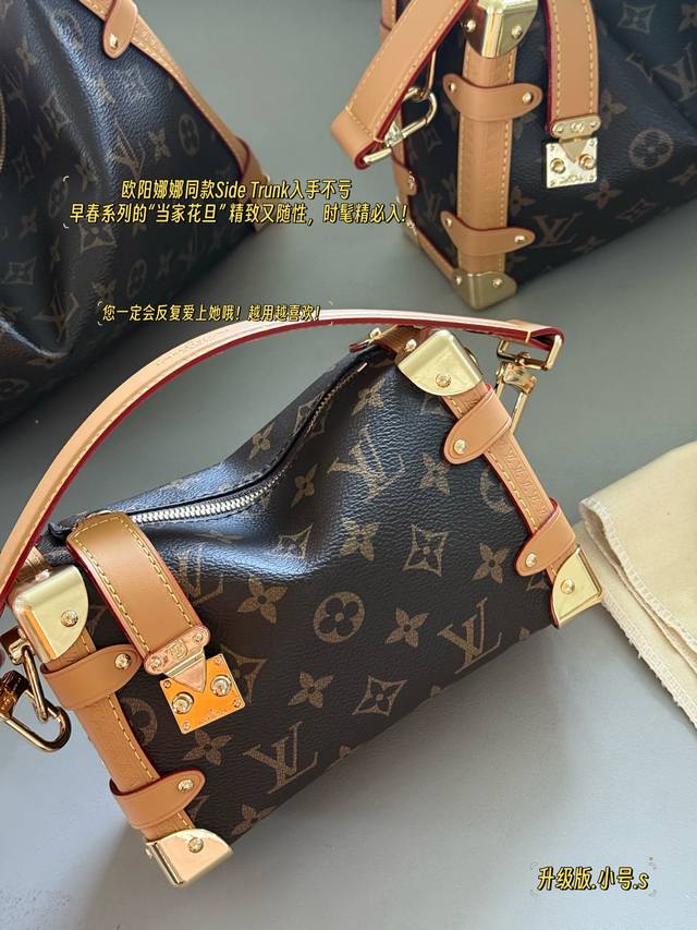 comes with a box and a scarf. Size: 23*16cm, medium 18*12.5cm. The same style as