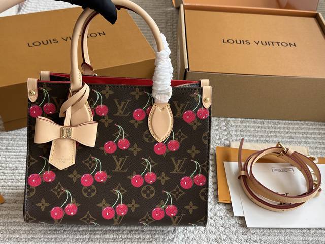 with box Size: 25*20cm Small, high quality, and really high-end! The new Onthego