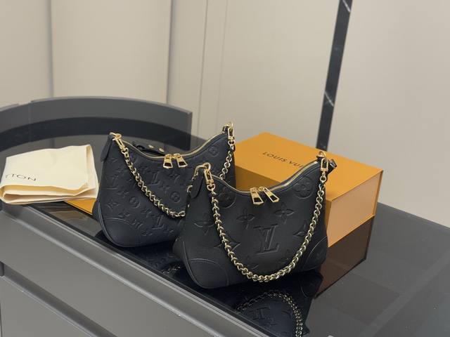 with folding box Size: 29*16cmlv Latest croissant bag with original hardware! Cu