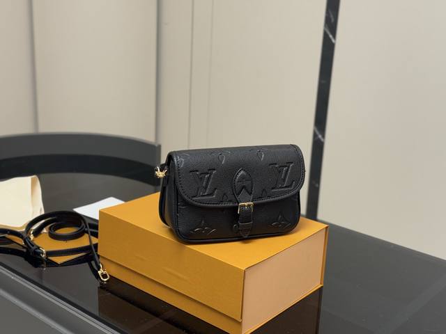 Box Size: 20*13Cmlv Diane black baguette mini is now available in Nano size. It