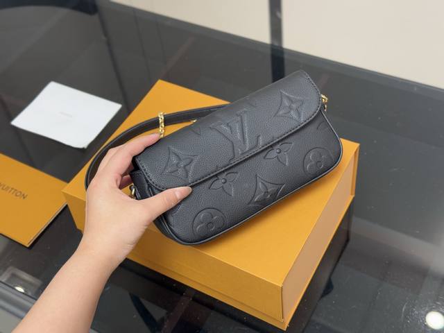 comes with a folding box Size: 22*12Cmlv The new hit Ivy Woc debuted at the peak