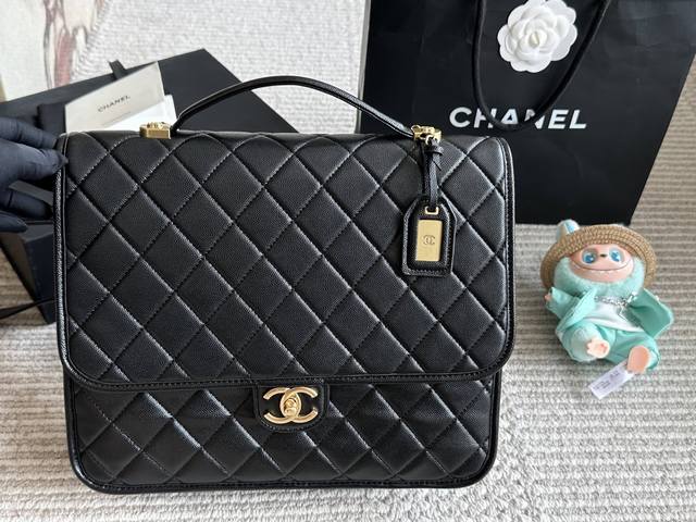 with a pull-on cloth pendant. This is so beautiful! I love this bag! Chanel 22K