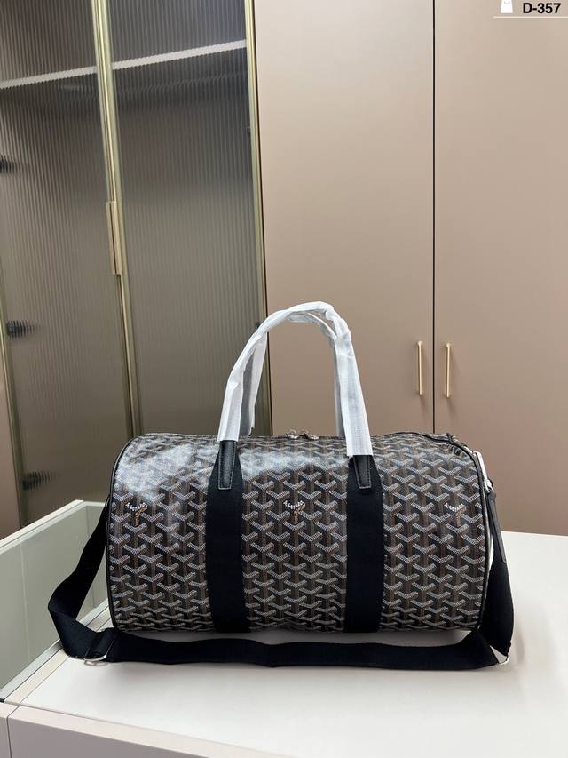 Goyard travel bag is fashionable and not old-fashioned. It is easy to match and