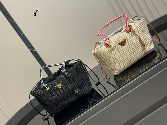 Size: 25.18cm Another day of falling in love with the Prada Tote. This relaxed a