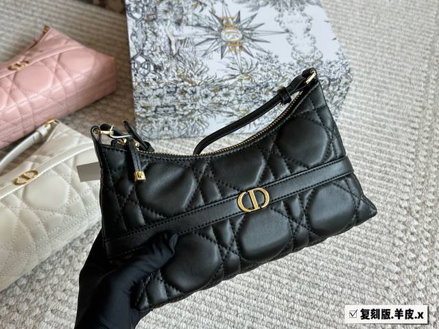 sheepskin Dior. New light blue monogram armpit bag series is very cool, the blue