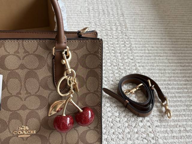 replica edition with box Size: 25 19cm Coach small tote bag Maggie is compact an