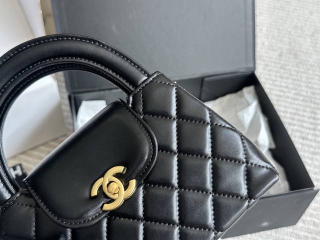Chanel 23K Kelly. Here are the top photos of the new Chanel 23K, one of the hott