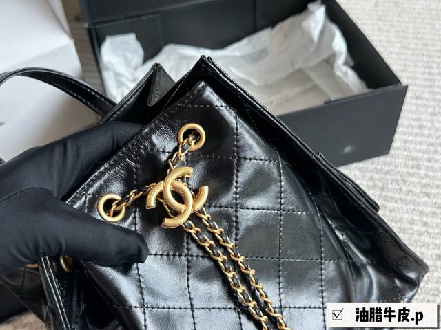 Chanel 25S Hobo in small size with box is absolutely stunning! This year's 25S c