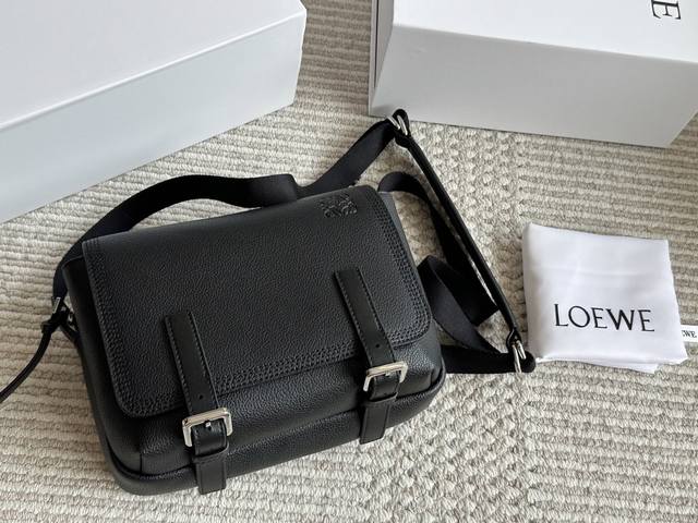 Box Size: 25*17cm Loewe messenger bag recommended! Highly recommended! The color