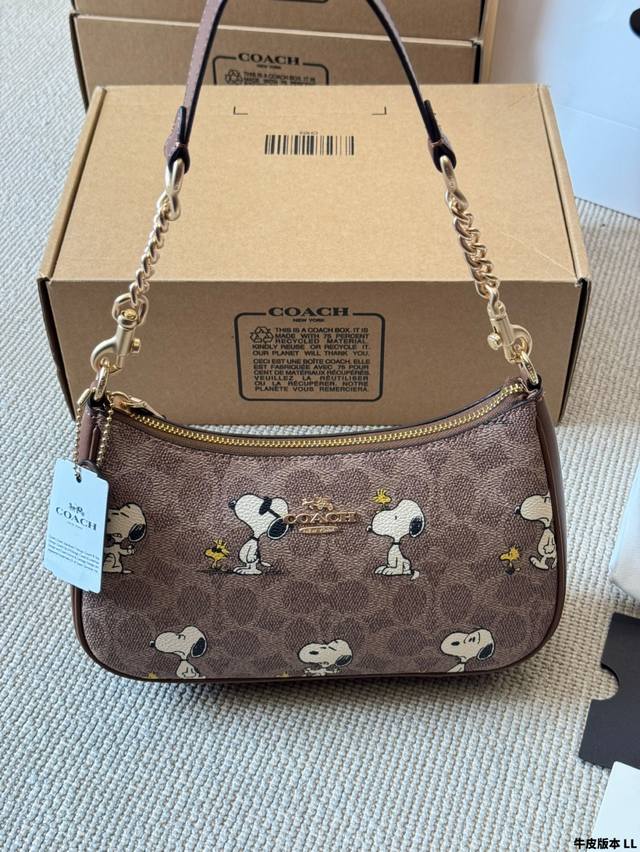 Cowhide version of Coach Snoopy Coach's hottest underarm bag is here! This is an