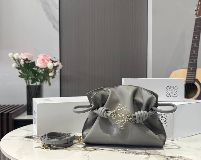 Box Size: 24*20Cm Loewe lucky bag is super beautiful~ The lucky bag donut ten br