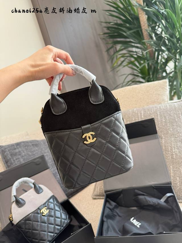 Chanel25A suede shell bag is a very exquisite and fashionable small bag. The sue