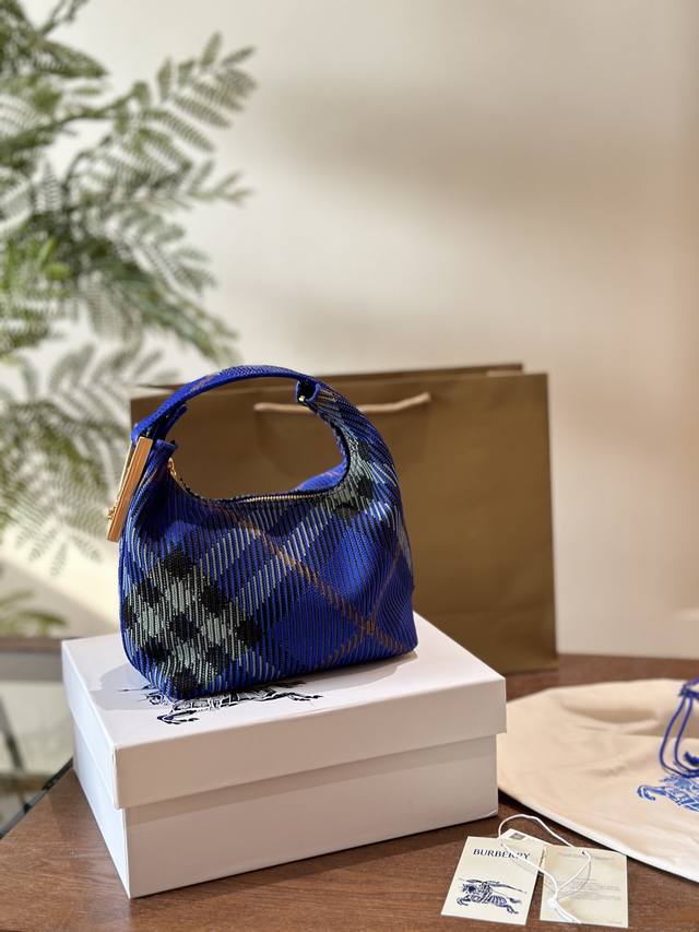 Burberry's latest bag, the Peg series handbag + soft stand bag, is made of Itali