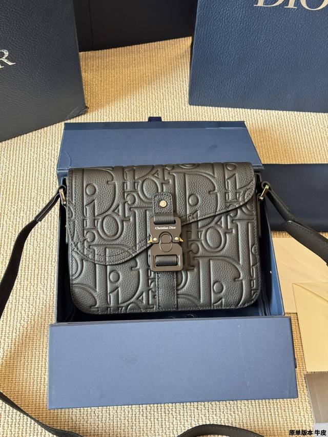 Premium genuine cowhide Dior Gravity embossed Rider messenger bag. Dior men's Gr