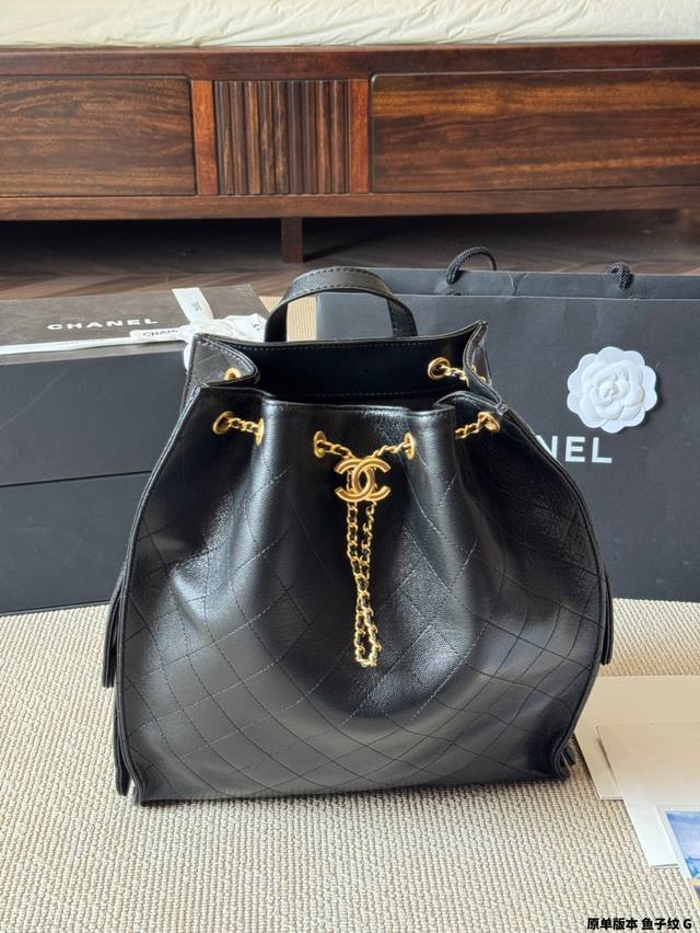 original version of cowhide Chanel bucket bag & Cocohandle. The color is very fr