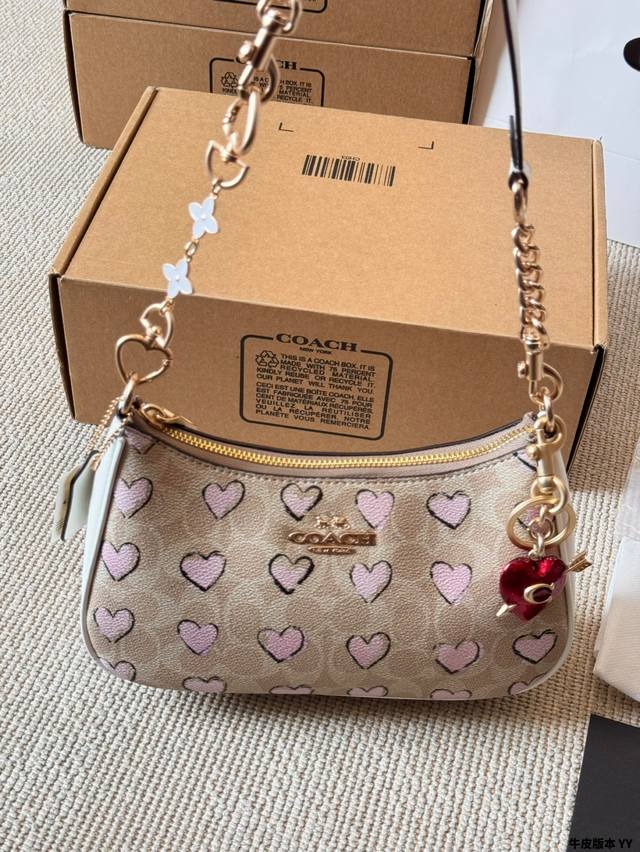 Cowhide version with pendant Coach's hottest underarm bag is here. The Teri seri