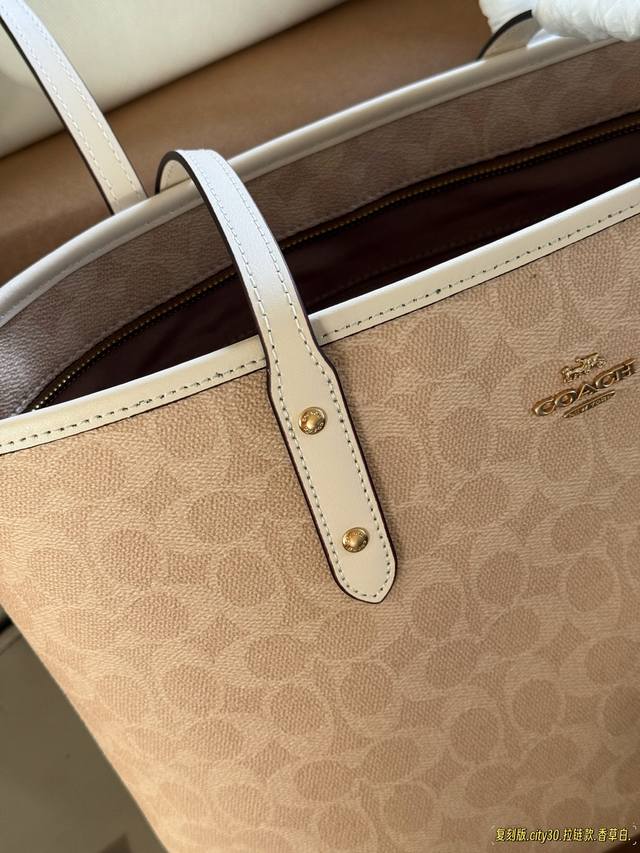Zippered replica with box Size: bottom width 30cm, top width 40cm, height 35cm.