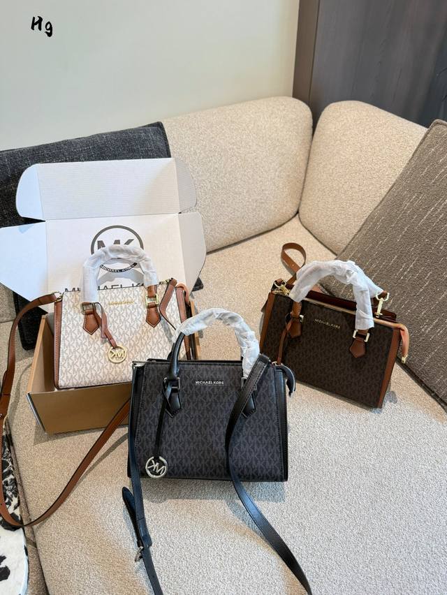Michaelkors MK women's handbag Sheila, this is a small size, with a long shoulde