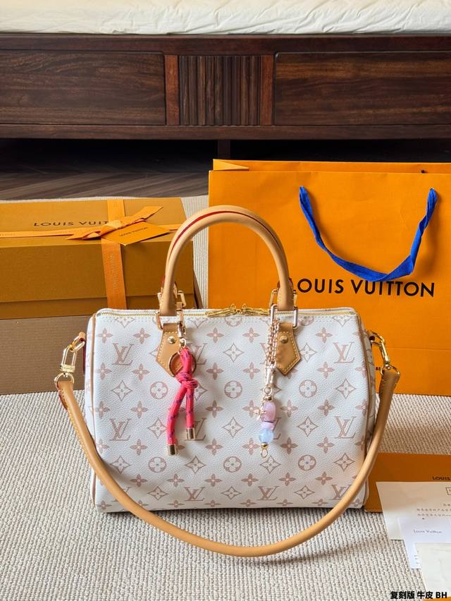 Cowhide version of the Sppedy30 in milk tea color. This ultra-ethereal LV Speedy