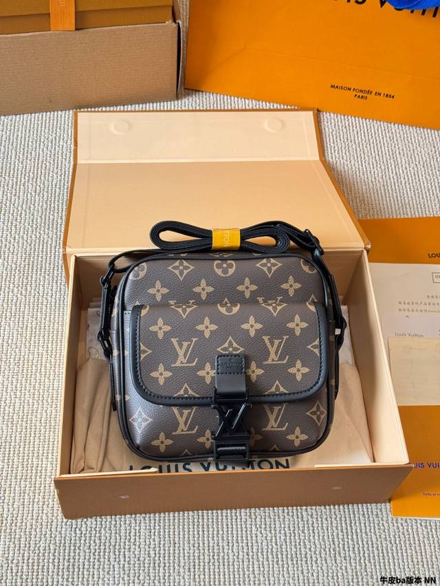 Cowhide version of the messenger bag is different from the regular messenger bag
