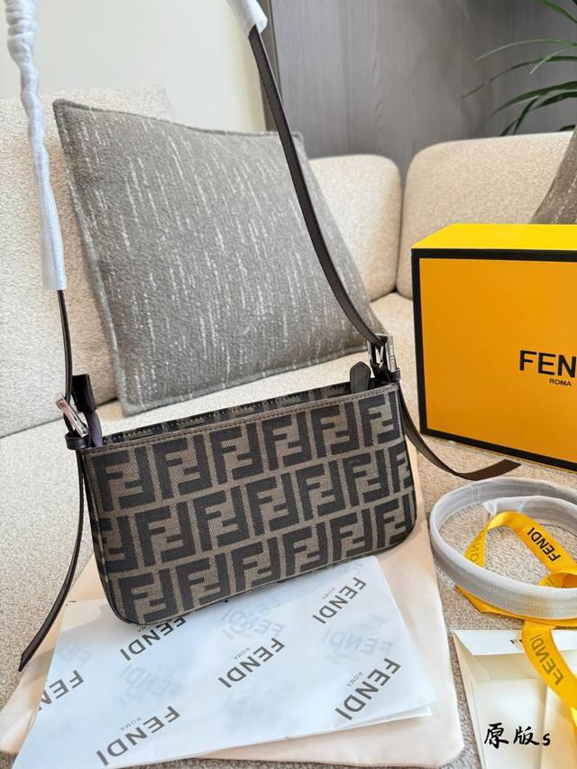 This is a second-hand Fendi monogram underarm mahjong bag. It is amazing. I thin