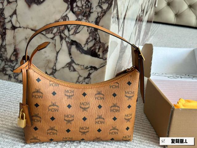 comes with a box Size: 27*15cm This is so beautiful! Mcm's new Hobo bag croissan