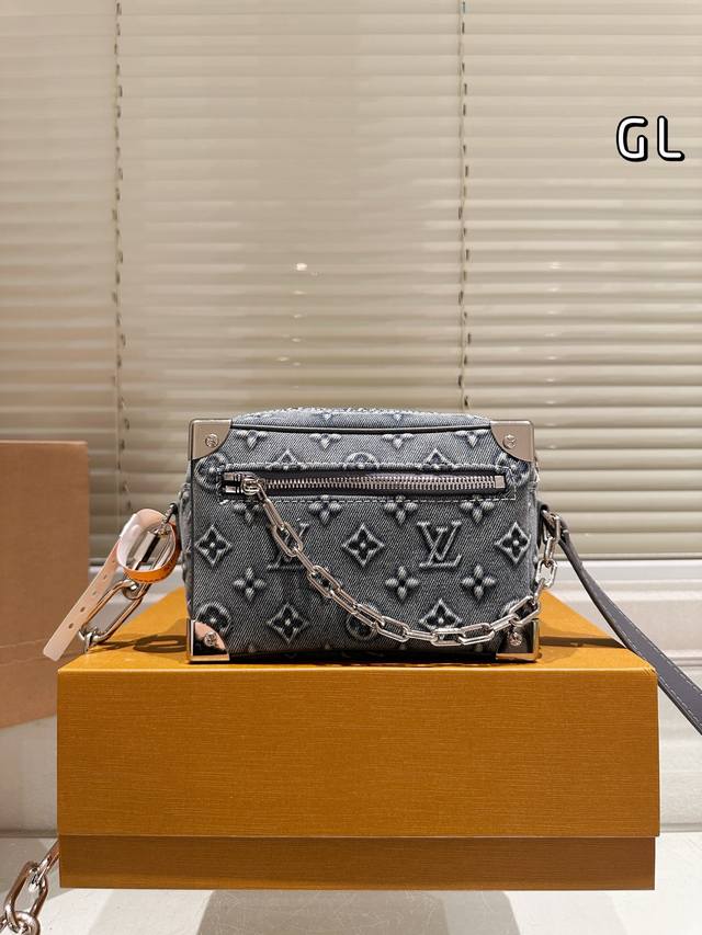 Lv embossed denim box bag 19cm with box