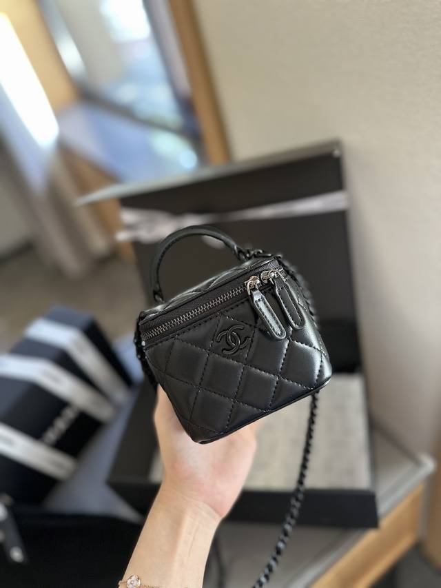 foldable gift box packaging Chanel 24P handle small box is sold out worldwide. I