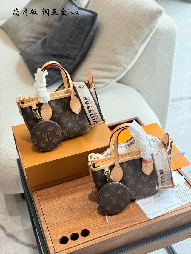The Iv Neverfull Bb handbag combines classic design with iconic details. Crafted