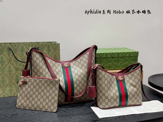 Gucci L Ebony Underarm Bag. A new design has been added to the classic Ophidia s