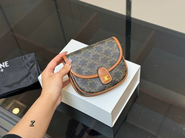 Box size: 14*16cm Celine Ava underarm bag is still good to carry with your hands