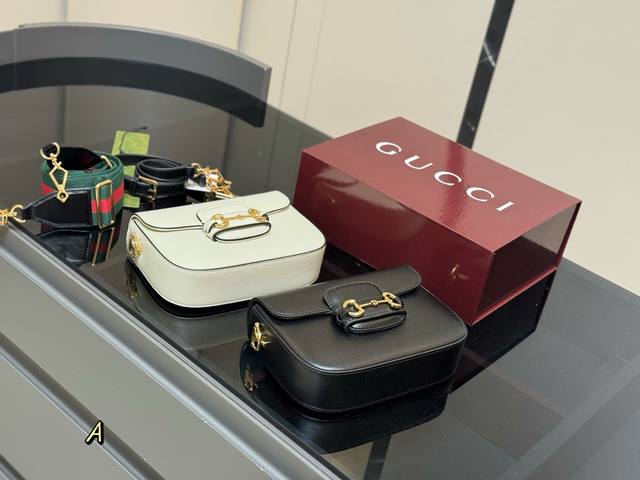 comes with a folding box. Size: 20*15cm. This Gucci 1955 vintage saddle bag is s