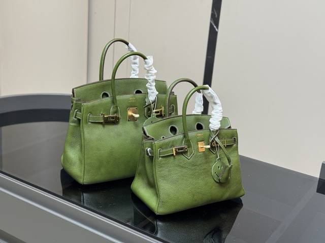 Unboxed Size: 30cm 25cm The season for carrying a Birkin bag has arrived Herm